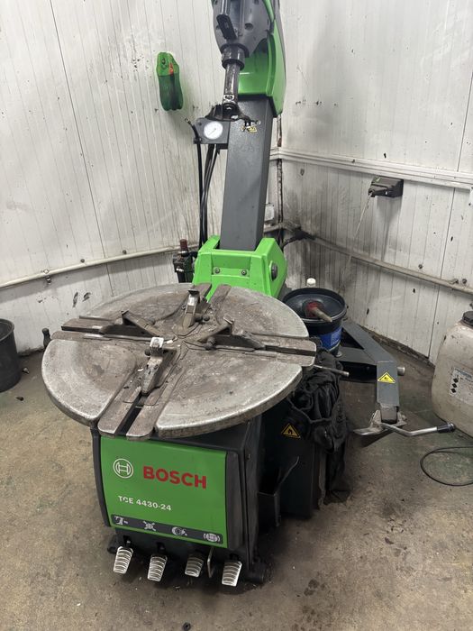 Машина за монтаж и демонтаж на гуми