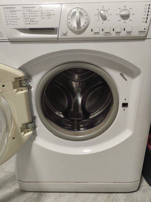 Продаётся стиральная машина автомат хотпоинт Аристон.
