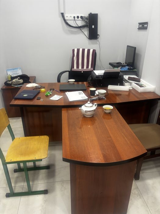 Стол рахбар ва шкаф книжний холати зўр сотилади