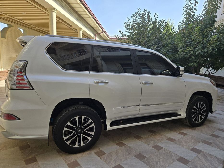 Lexus GX 460 v xoroshem sostoyanii