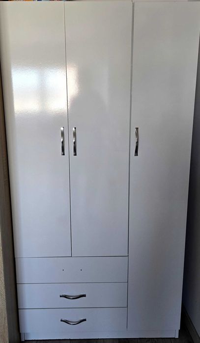 Vand mai multe piese de mobilier