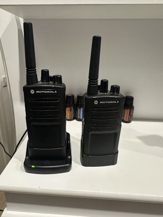 Vand 2 statii Motorola XT420 + incarcator original