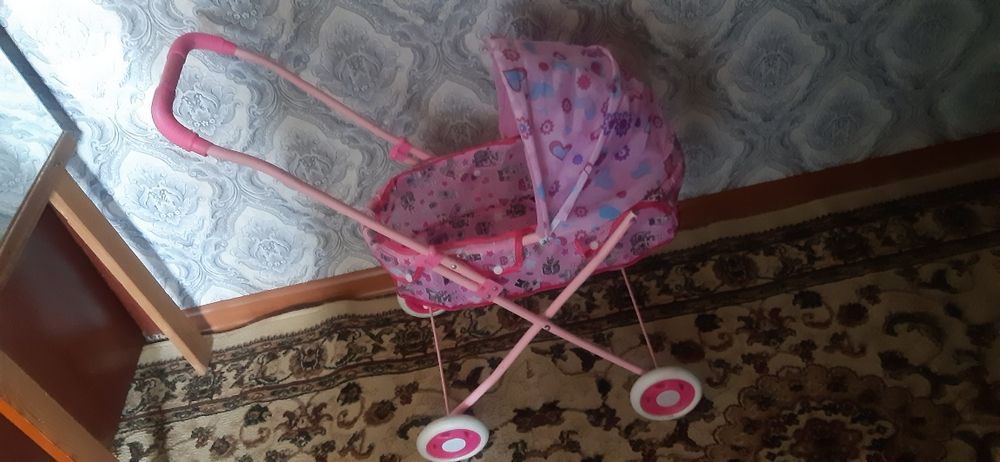 Игрушечные коляска розового цвета