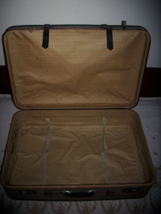 Един дамски чадър и куфар