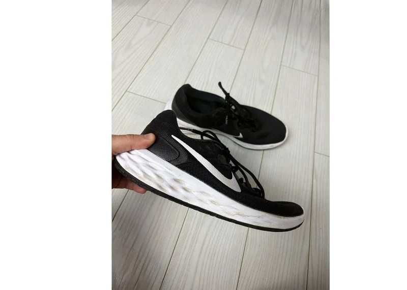 Adidasi Nike Revolution
