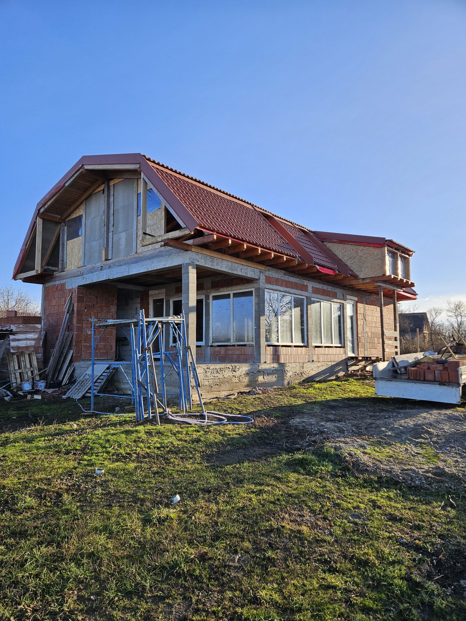Vand sau schimb casa la rosu P+M cu teren 2000 mp imprjmuit