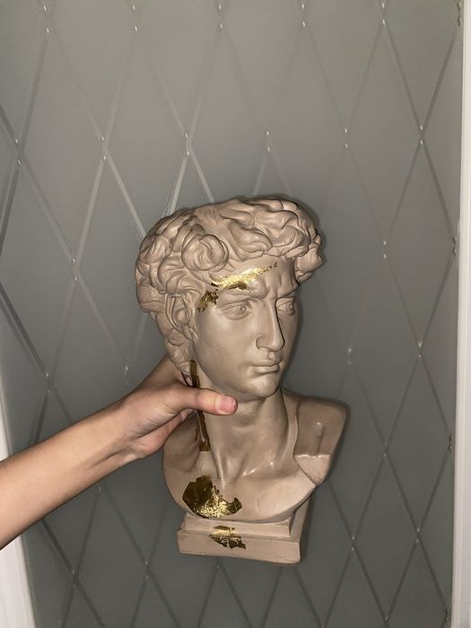 Бюст Давида с золотыми акцентами -стильный декор для дома