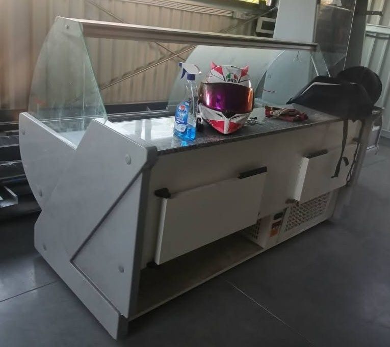 Vitrina mezeluri incompleta