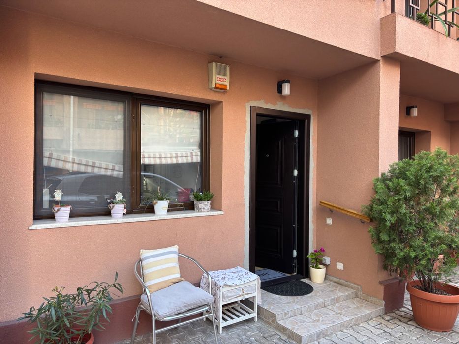 Inchiriere apartament 2 camere la curte