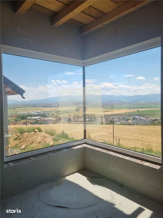 Casa cu 4 camere 2 bai 180 mpu in zona Sura Mare