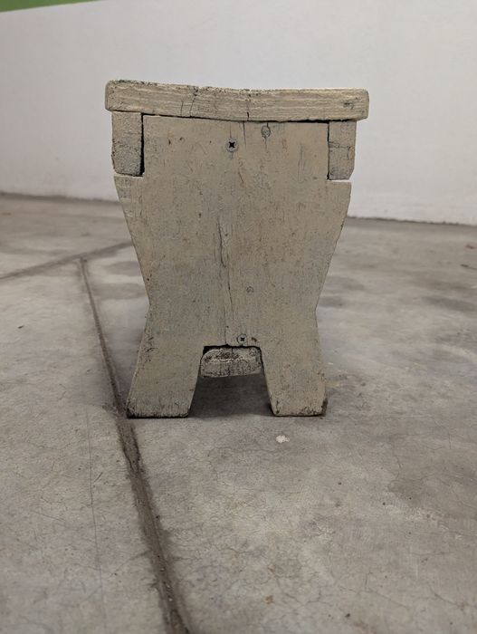 Старо дървено столче