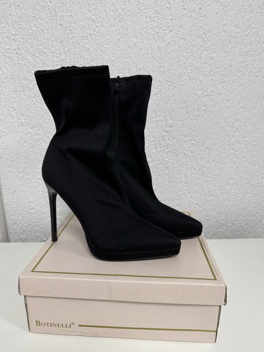 Черни боти на ток