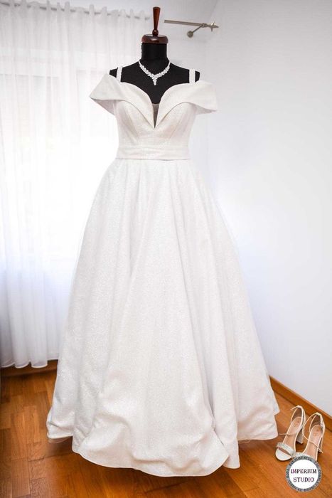 Vand rochie de mireasa marimea M ; L ( 40 ; 42 )