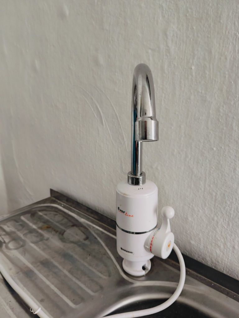 Chiuveta cu masca și geyser instant