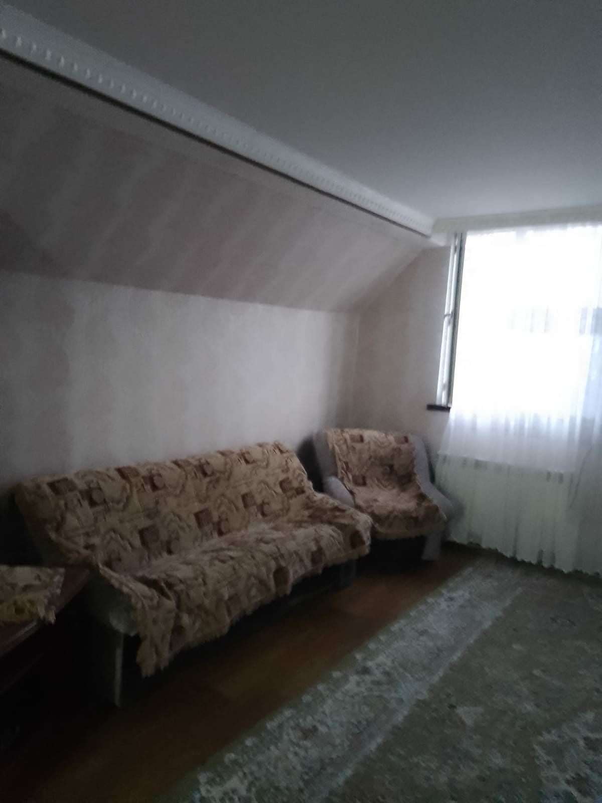 Серые диван и кресло