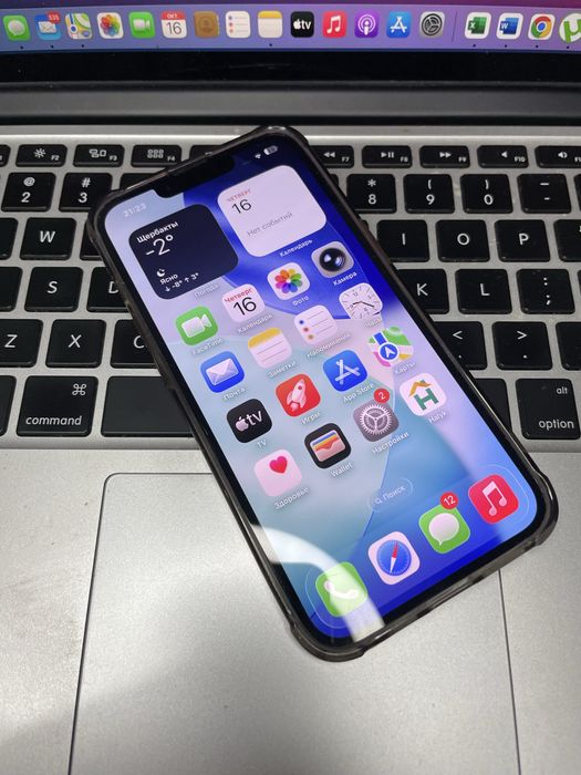Телефон Apple iPhone 13