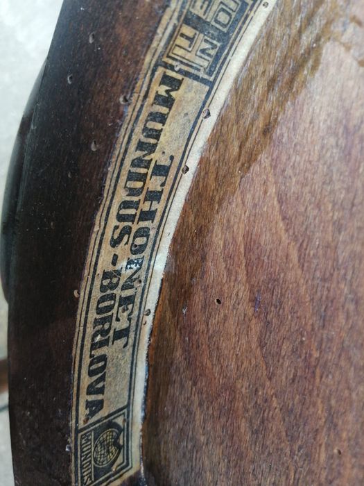 Scaune austriece ,din lemn curbat
Thonet