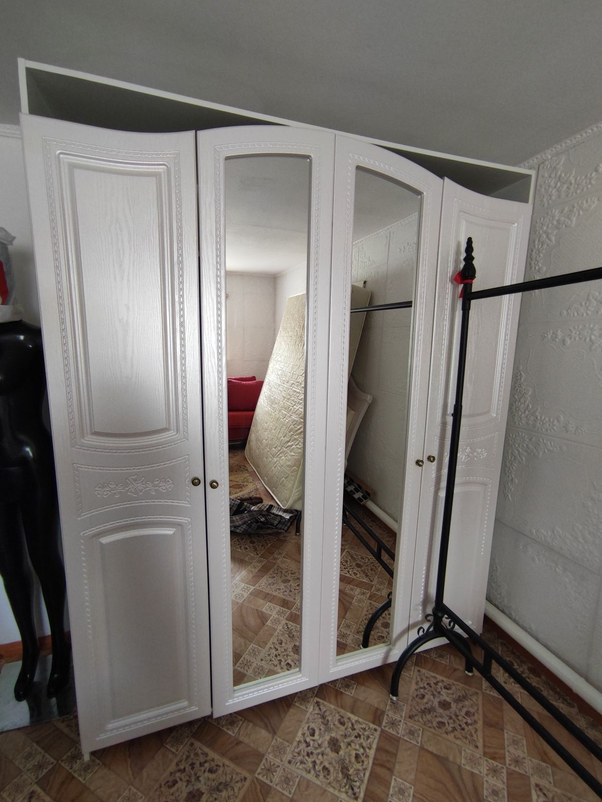 Спальный Гарнитура с камоткой + зеркало и тумбами