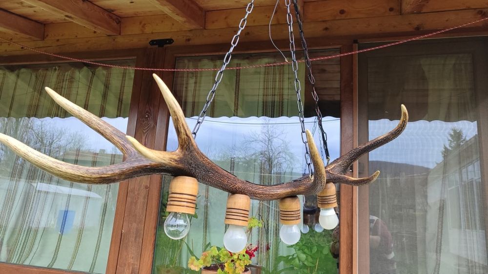 Ръчно изработен полилей от еленови рога с ръчно изработени дървени чаш