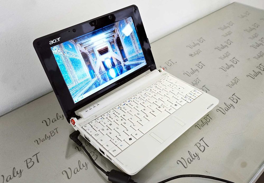 Laptop mini Acer Aspire One ZG5 White - 10 inch - functional instalat