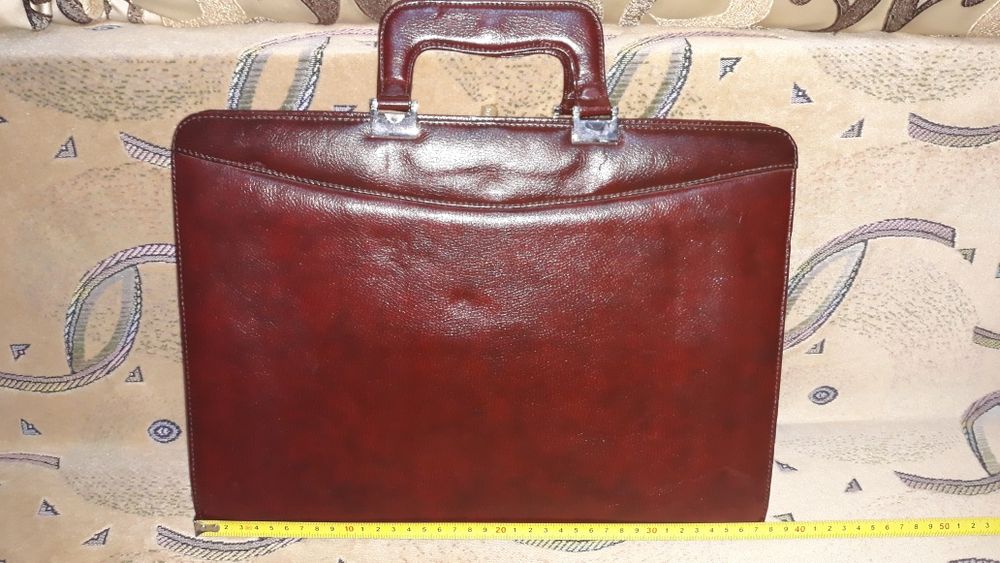 Продам портфель в хорошем состоянии