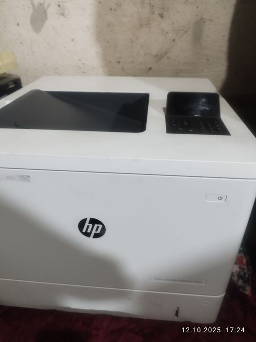 Продаю лазерный цветной HP M553 принтер.