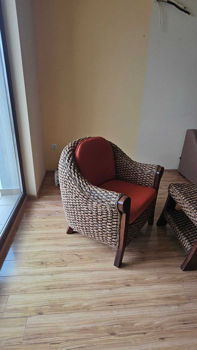 Кресло от масивна дървесина и естествен ратан