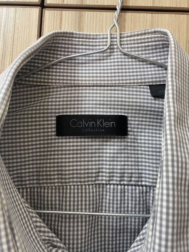 Vând cămașa Calvin Klein Collection