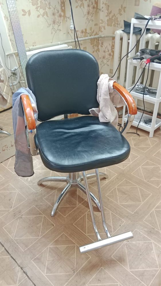 Продам парикмахерское кресло