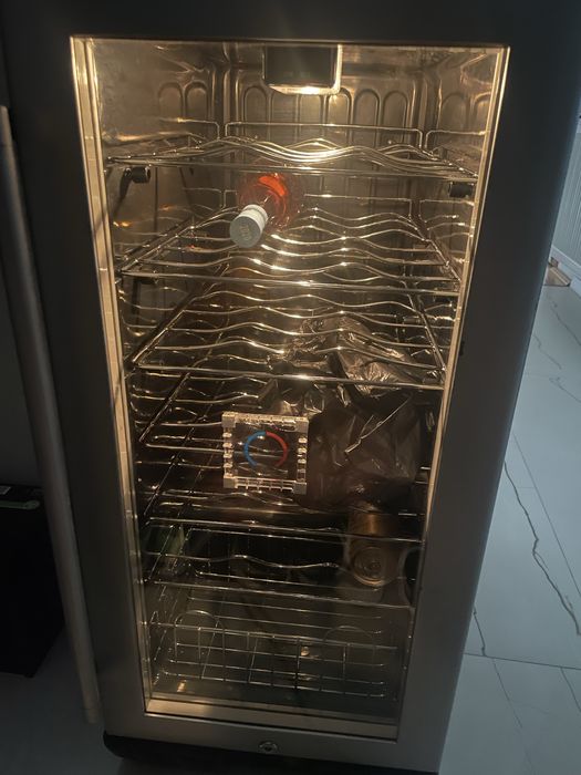 Frigider / racitor / vitrina frigorifica vin