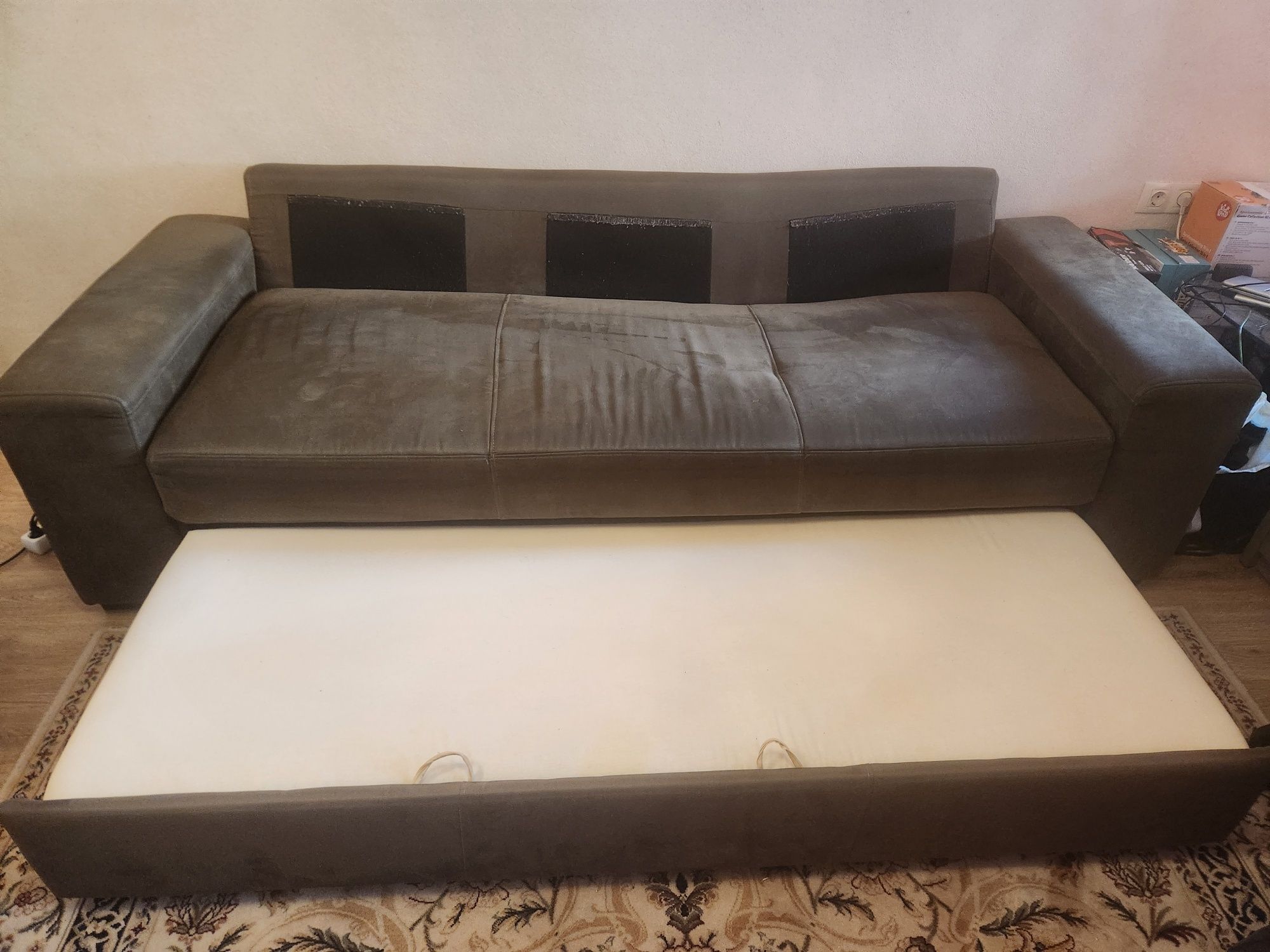 Продавам диван с функция сън