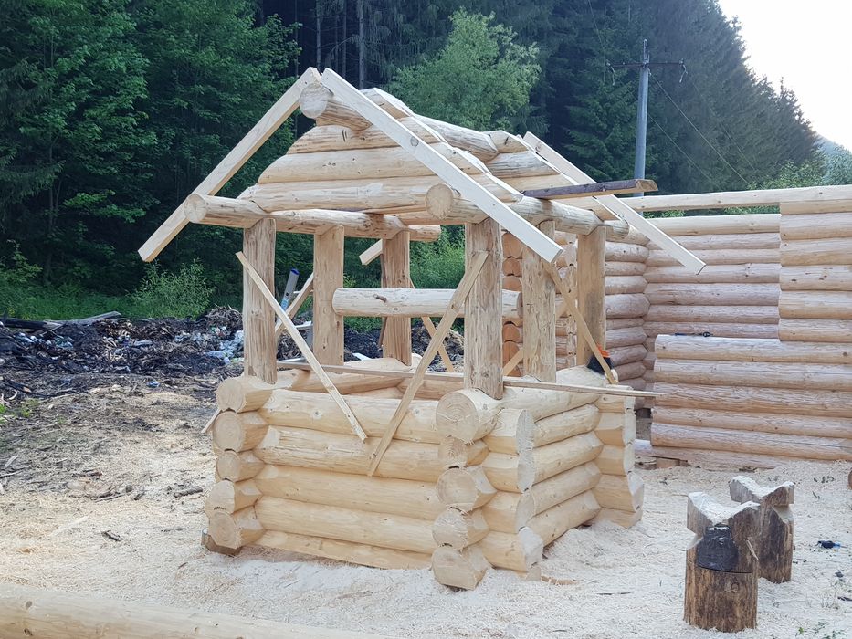 Fântâna din lemn rotund