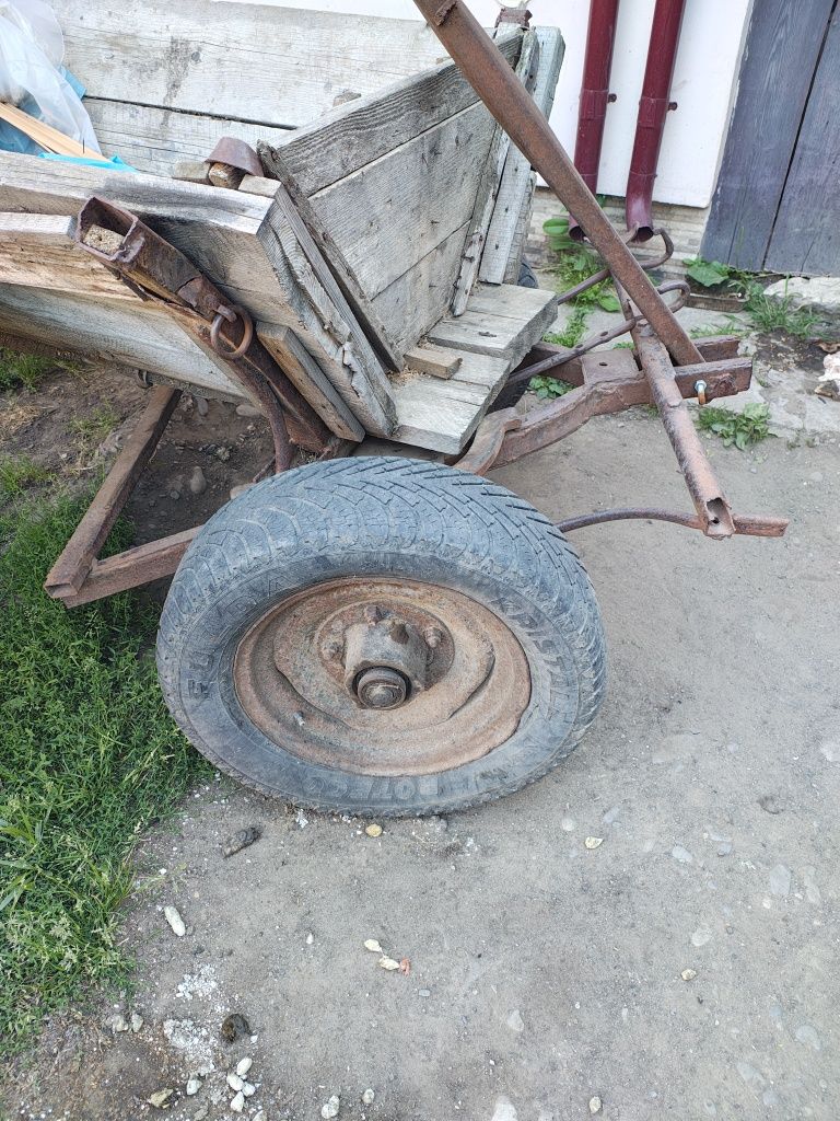 Vând tractor +căruță,in stare buna de funcționare.