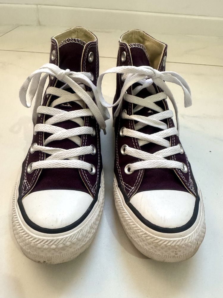 Se pune la vanzare perechea de sneakersi CONVERSE Visinii originali !!