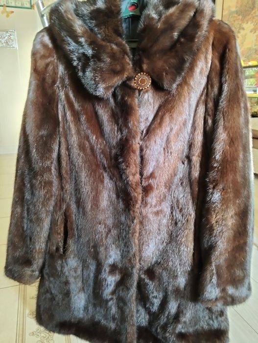 Продам норковый полушубок с капюшоном. .