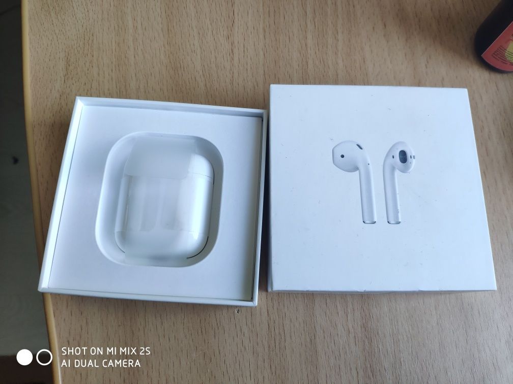 Продам оригинал кейс airpods 2