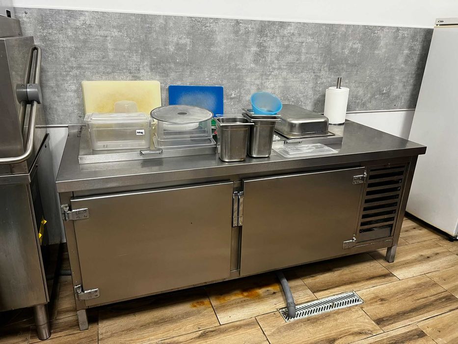 Хладилна маса с 2 крила - с релси за гастронорми
