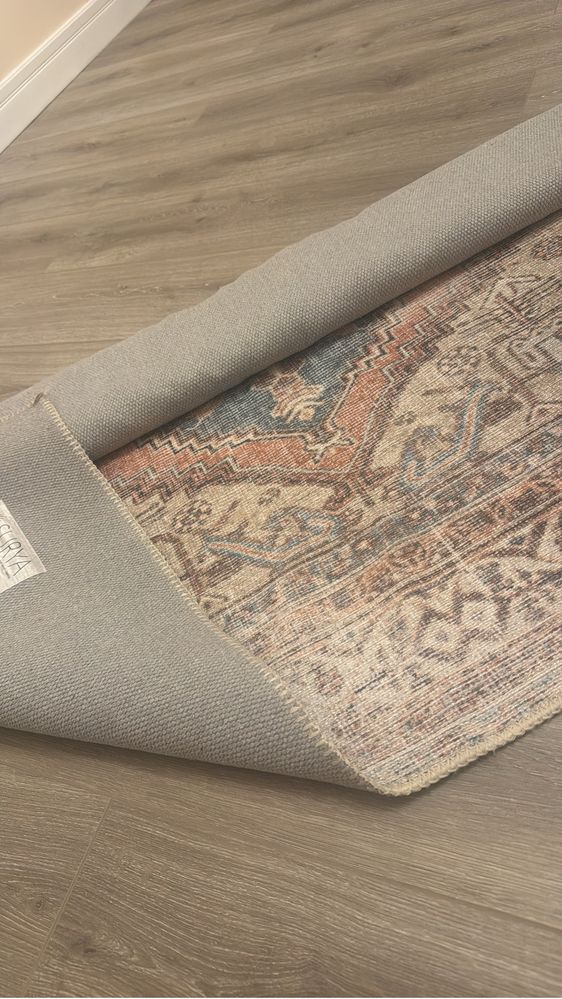 *Продам 2 стильных ковра. Чистые, как новые. Отличная цена