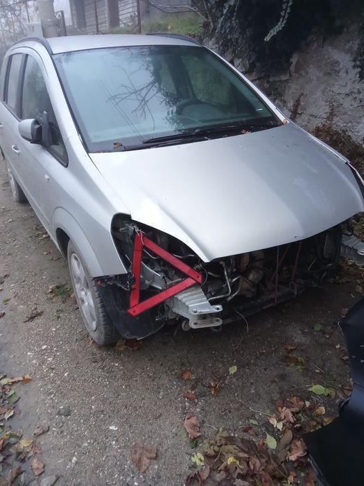 ОПЕЛ 'ЗАФИРА"спряна е от движение тъй като двигателя е за ремонт  него