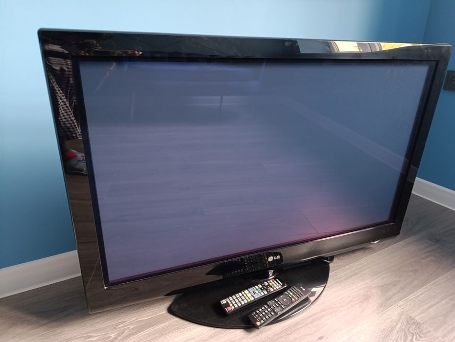 Плазменный телевизор LG 42PG20 в рабочем состоянии. R