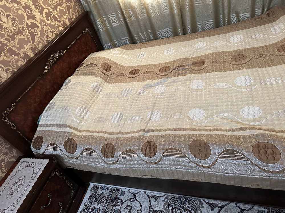 Мебель для спальни: шкаф, кровать, две тумбочки и один трюмо.