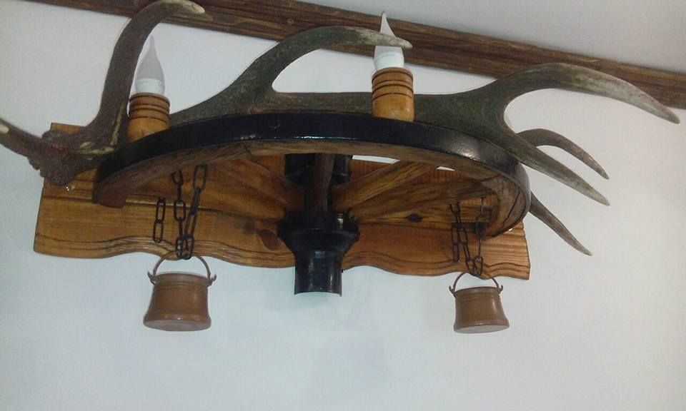 Етно стенна лампа-аплик от колело на каруца с ръчно изработени дървени