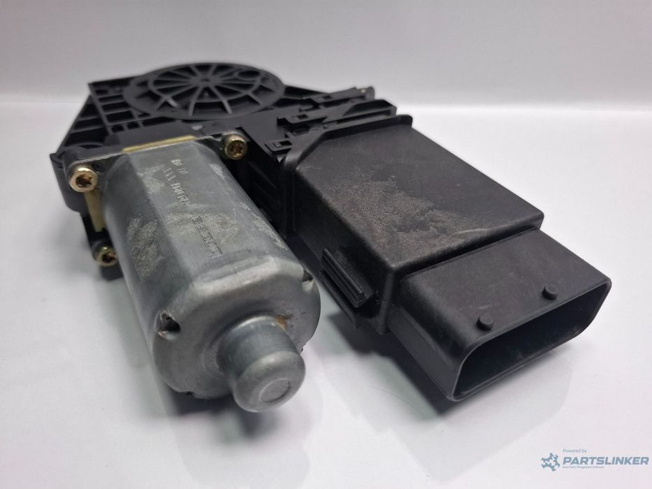 Motoras macara geam stanga fata VOLKSWAGEN PASSAT Variant 3B6 2000 - 2005 TDI AVB BOSCH 0130821695 105404301