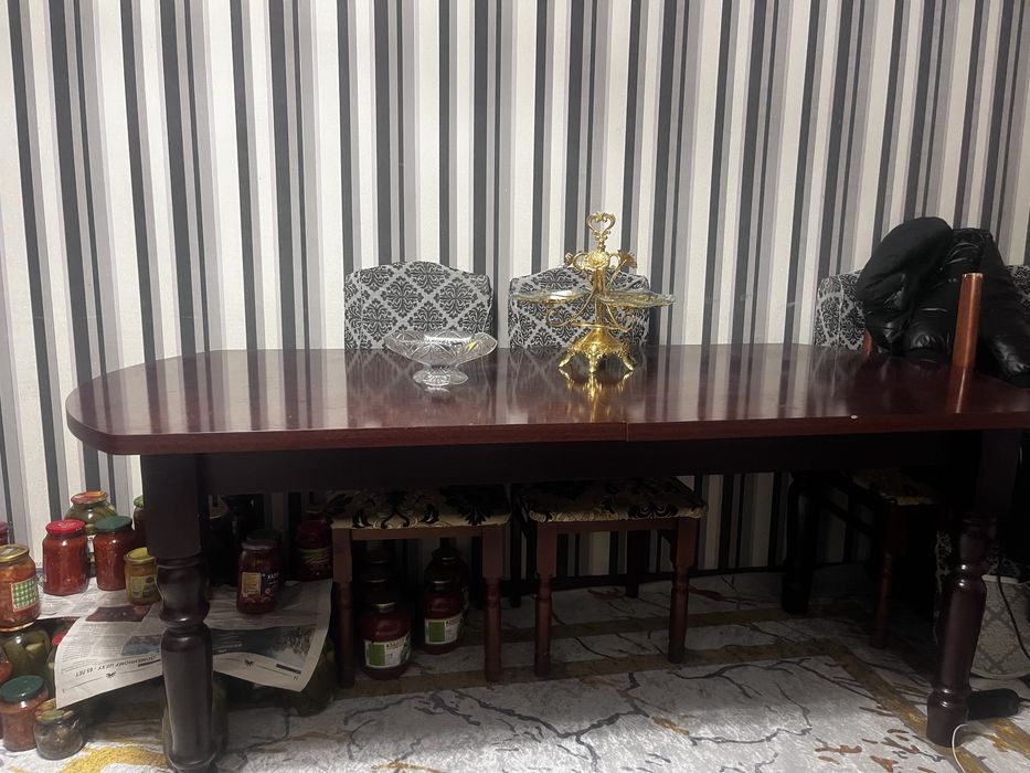 Стол и стулья для гостиной