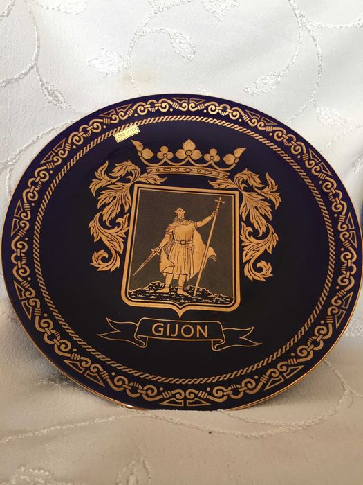 Порцеланови чинии син кобалт, декорирани със злато  Хихон и Прага нови