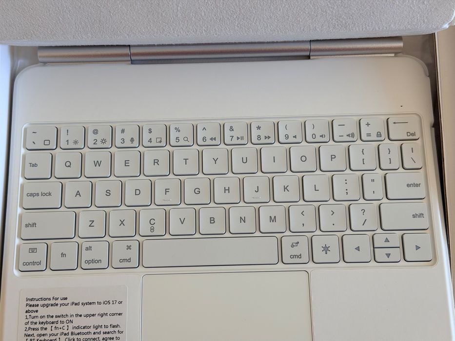 Клавиатура / кейс за iPad Pro 11" 2024 M4 еквивалент на Magic Keyboard