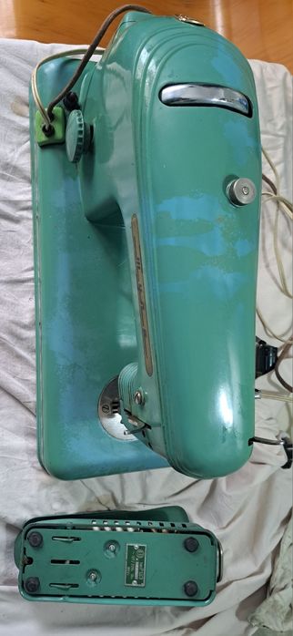 Mașina de cusut vintage Tula URSS electrică