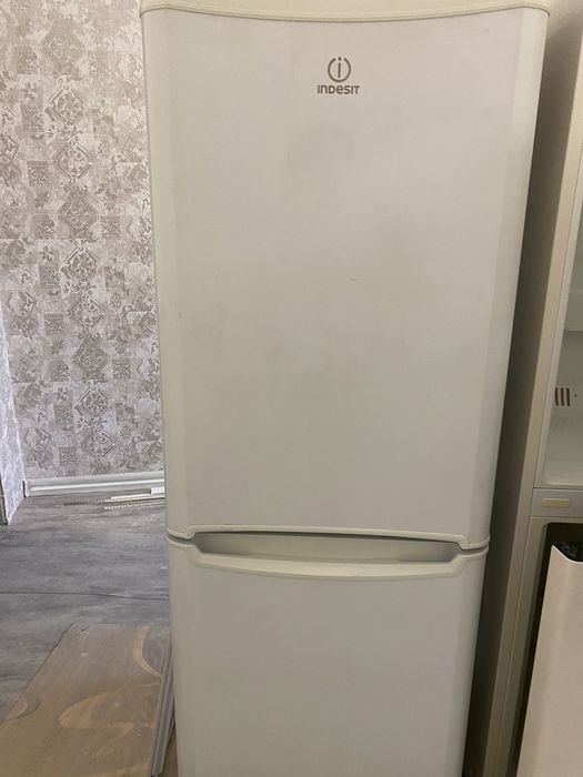 Продам холодильник Indesit б/у