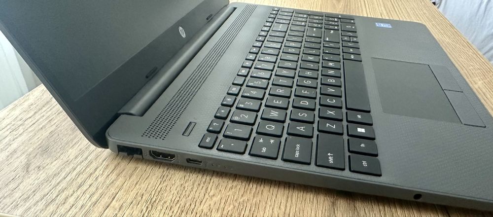 Laptop HP 250 G8 + licenta Windows