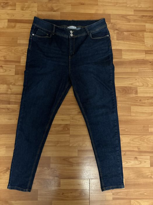 Vand 2 perechi de blugi